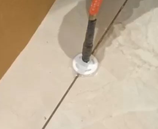 泸县瓷砖空鼓维修公司专业解答瓷砖在铺贴过程中，如果没有涂抹均匀到位的粘结材料（如水泥砂浆或瓷砖胶），可能会导致以下问题
